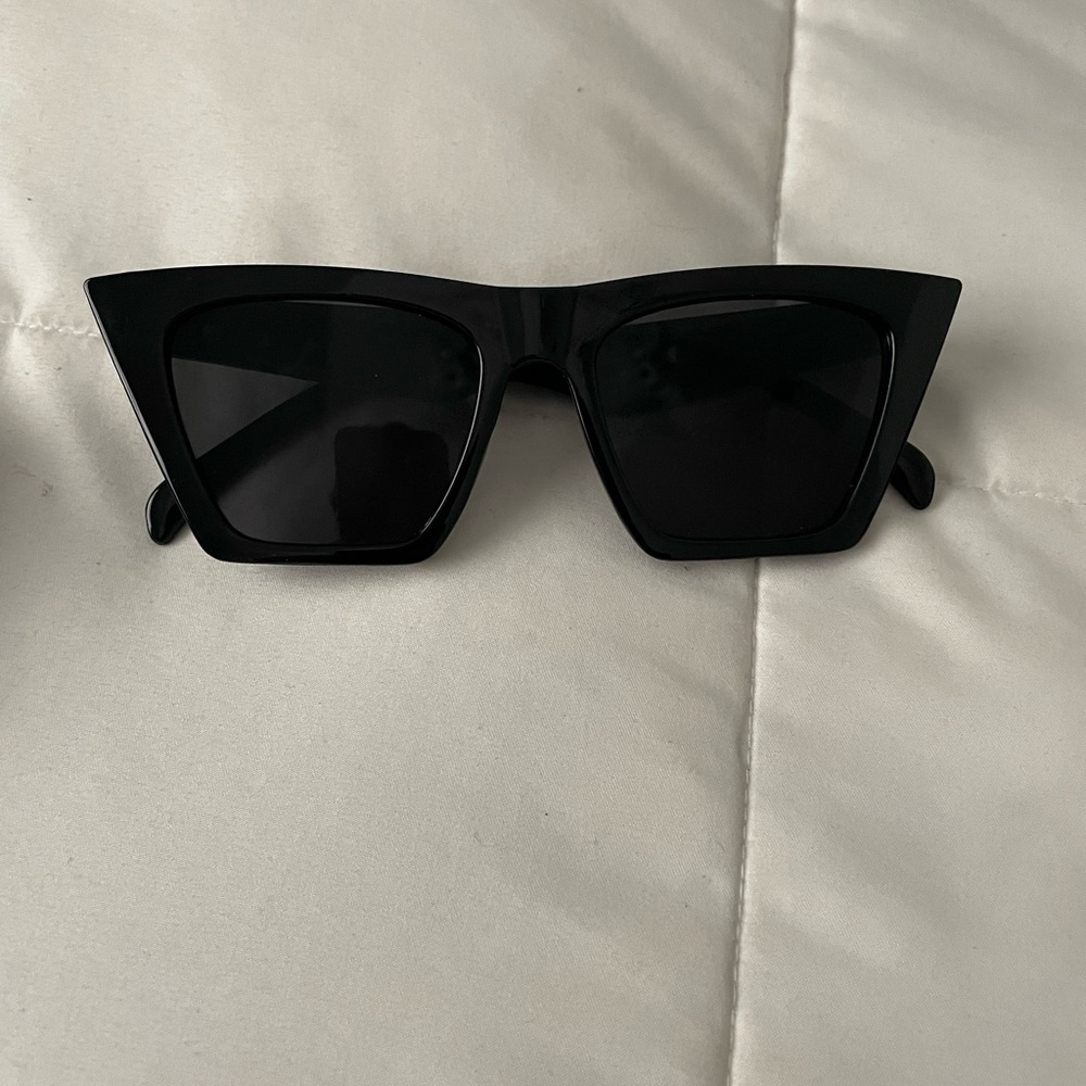 Squared cat eye sunnies with case